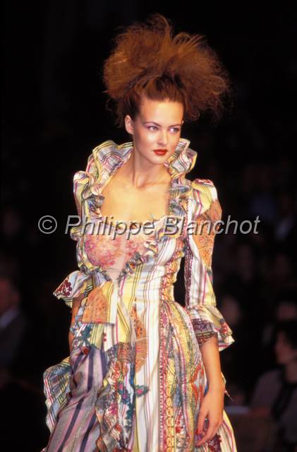 mode 14.JPG - Défilé Christian Lacroix 1996Carroussel du LouvreParis, France